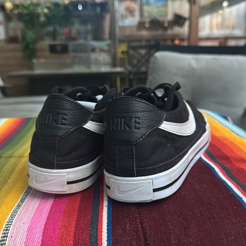 NIKE Black & White Sneakers - Picture 3 of 7